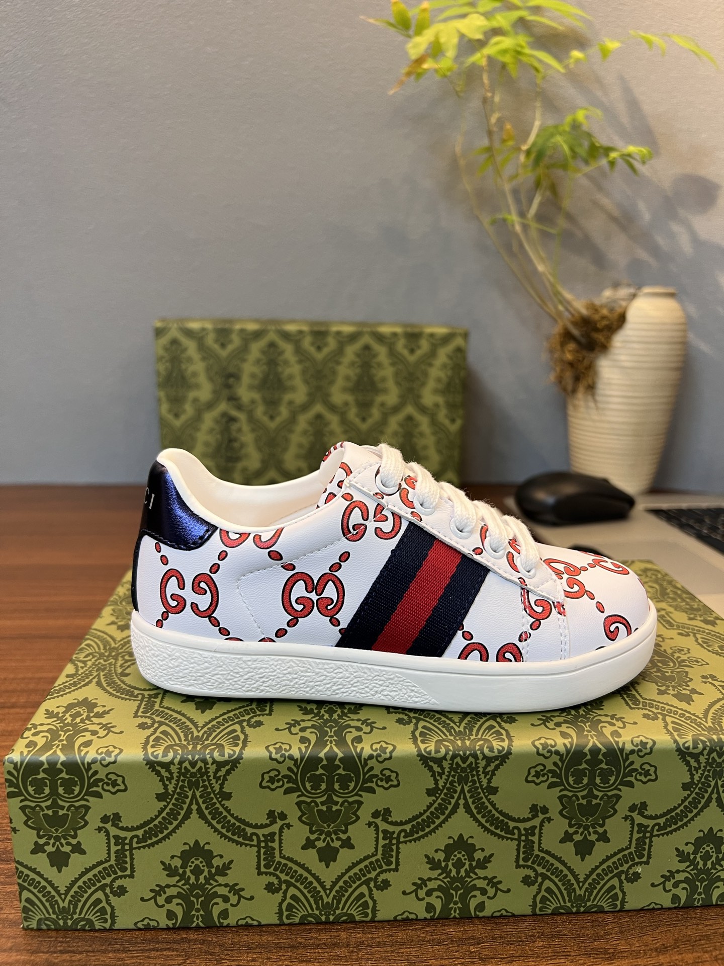 Children's shoes child